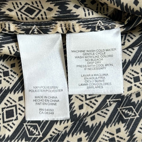 Jones New York Black/Cream Patterned Blouse with Mandarin Collar. Size Large. - Picture 5 of 6